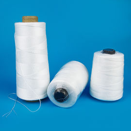 चीन 10s / 3 10s / 4 100% पॉलिएस्टर यार्न कच्चे सफेद उज्ज्वल औद्योगिक धागा कुंडल बैग समापन थ्रेड आपूर्तिकर्ता
